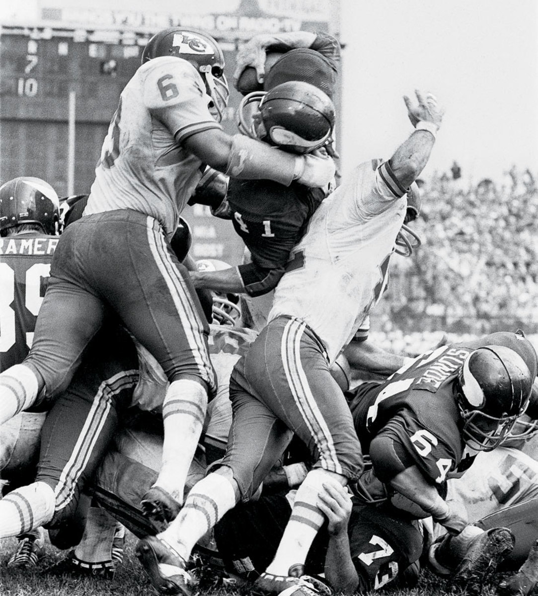 1970-Dave-Osborn-Willie-Lanier-001302501.jpg